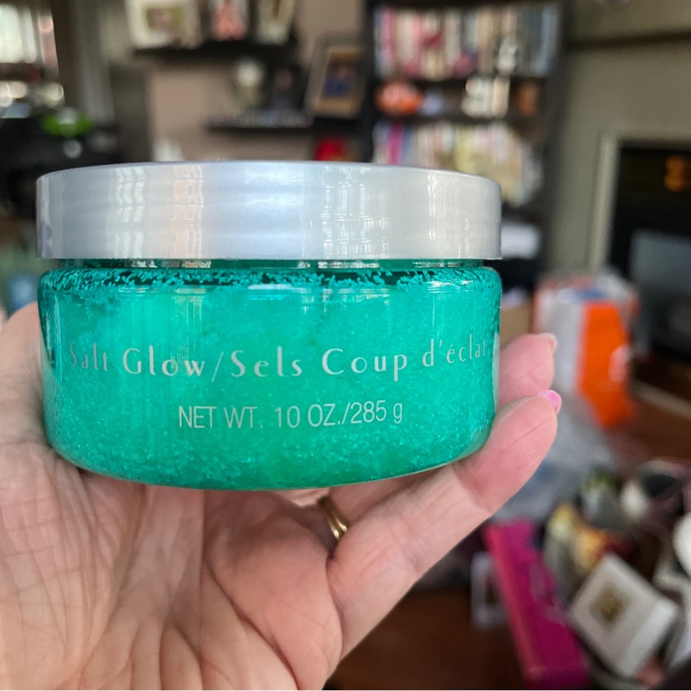 Beauticontrol Luxuries of the Sea Salt Glow Scrub 285ml (10 Oz).  New Sealed!